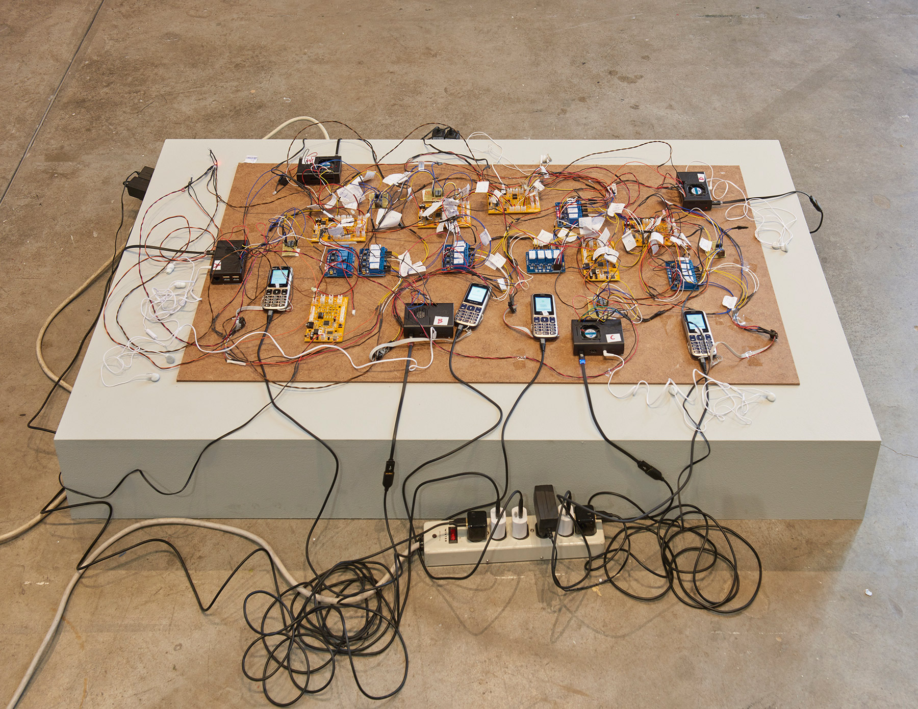 Shadi Habib Allah, Did you see me this time, with your own eyes? (2018; telefoni 2G, micro controller, Raspberry Pi, Relé, caricabatterie, dimensioni variabili). Courtesy the artist and Rodeo, London, Piraeus
