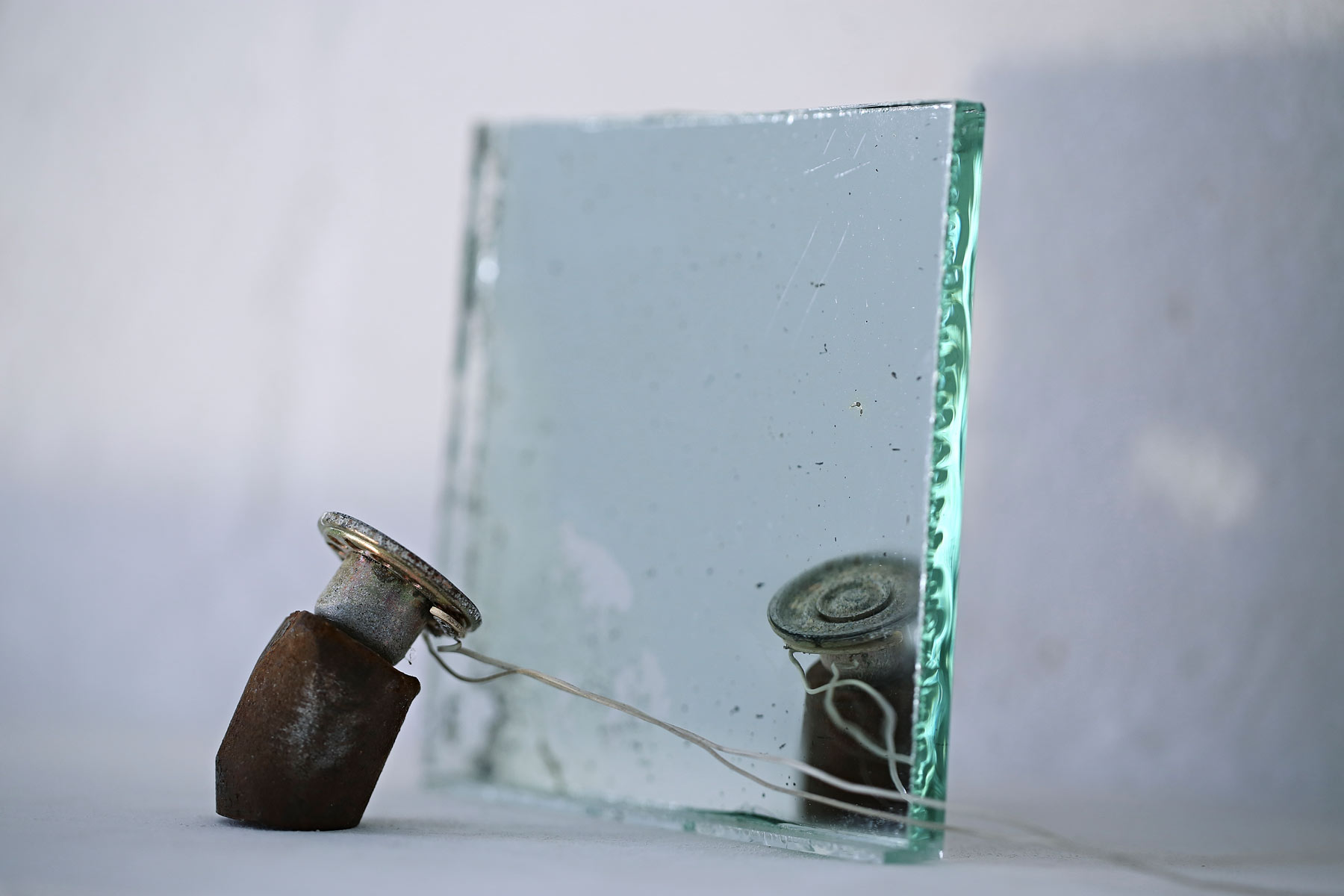 Rolf Julius [Back to the Future 2018], Mirror (1992; ferro, specchio, altoparlante, lettore CD, audio, 11,5 x 10,5 x 10 cm). Courtesy the artist and Thomas Bernard - Cortex Athletico, Paris 
