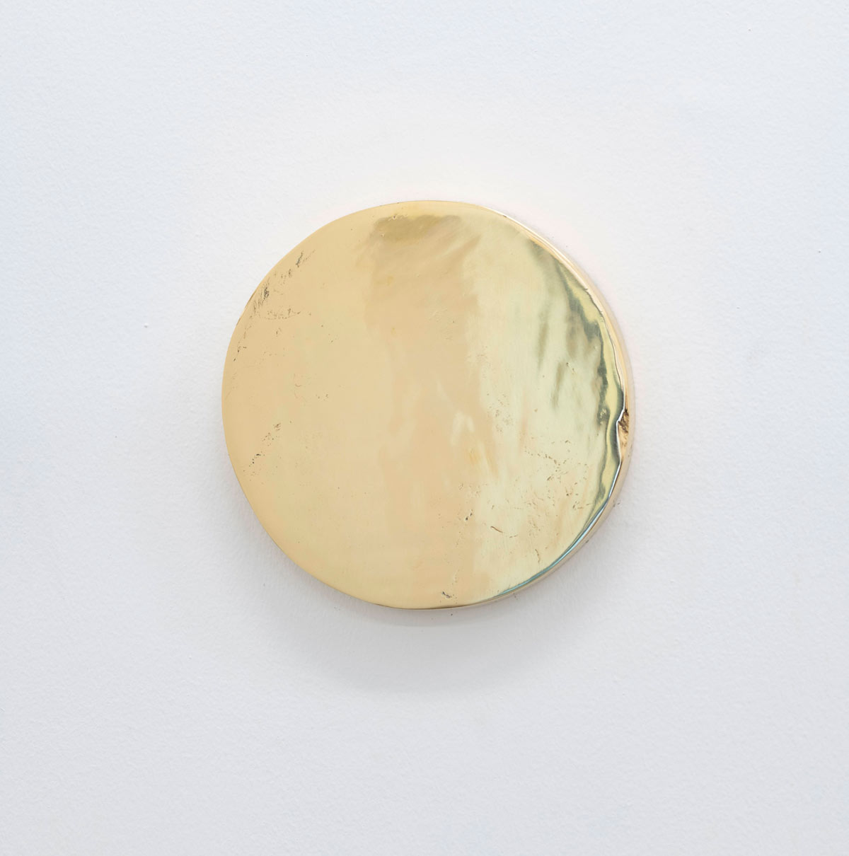 Namsal Siedlecki, Them (1466) (2019; otone, diametro 23 x 3 cm). Courtesy The artist and Magazzino. Photo: Giorgio Benni
