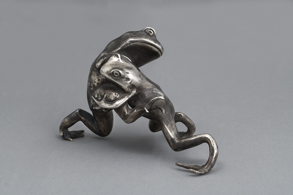 &#332;shima Joun, Rane in lotta (1920; argento, diametro 8,5 cm). Presentato da Gilistra. Richiesta: 3.800 euro
