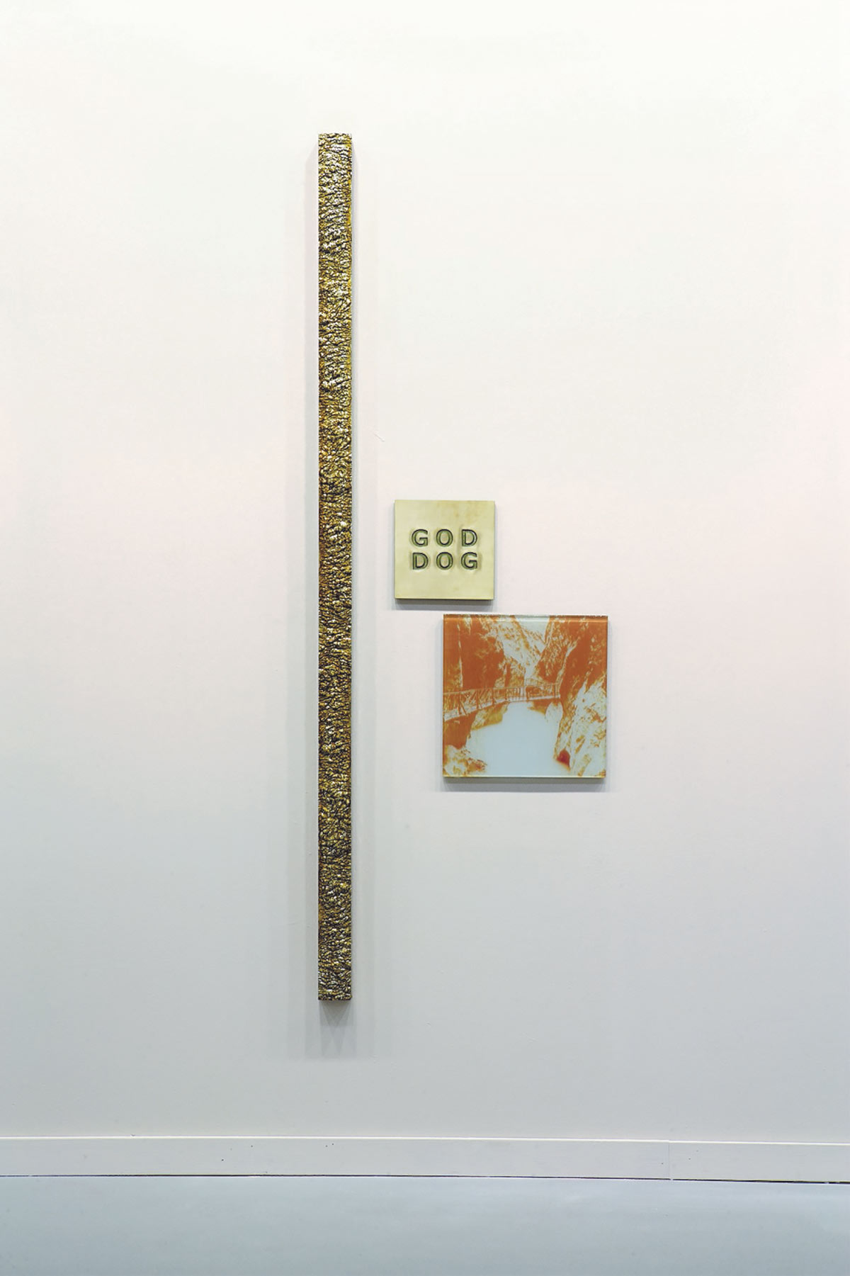 Fernando Sinaga, Marginal (2004-2005; alluminio, vetro, fotografia su acetato, acciaio inox, ottone, butile e shellac). Presentato da Galeria Aural
