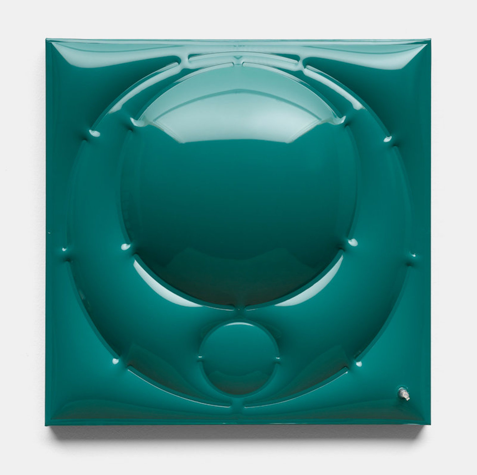 Franco Mazzucchelli, Bieca decorazione (2018; pvc, aria, 60 x 60 x 15 cm). Presentato da ChertLudde
