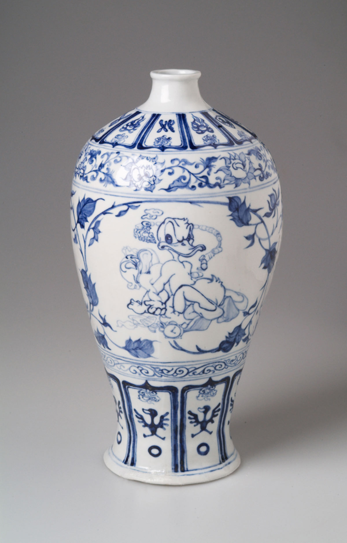 Lei Xue, Vase (2009; porcellana dipinta a mano). Presentato da Galerie Hubert Winter
