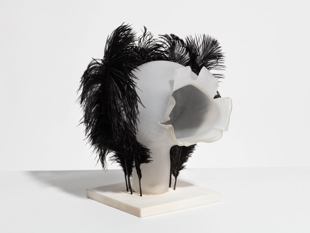 Liliane Lijn, Bridal wound (1986-1990; vetro, penne di struzzo, base in marmo bianco, 38 x 35 x 27 cm). Presentato da Rodeo
