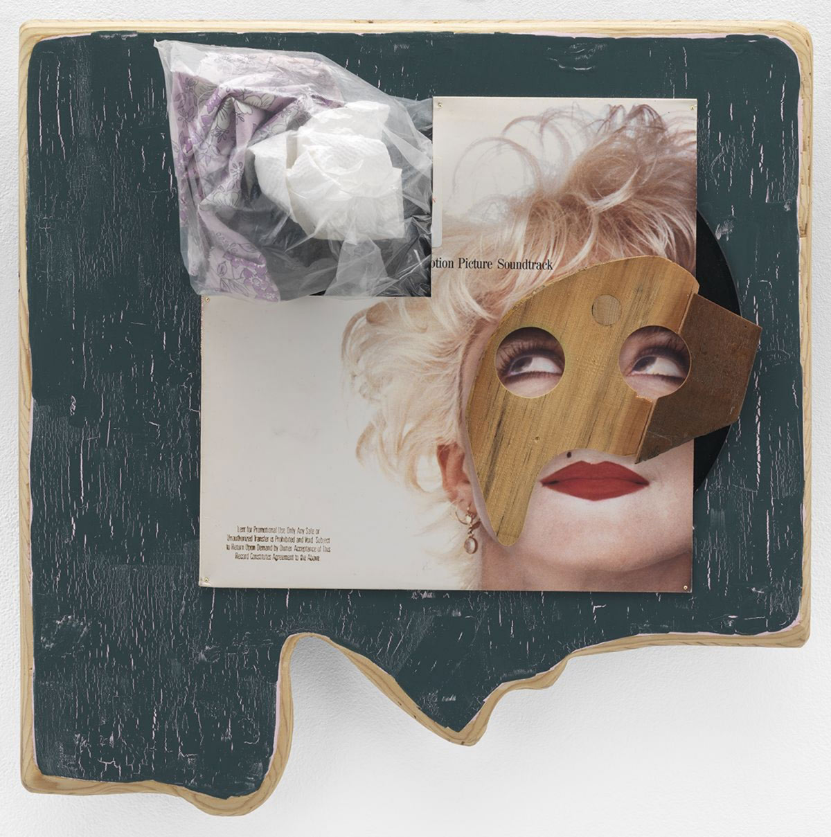 Martin Kersels, Who's that girl (2018; legno, copertina di LP, plastica, stoffa, 51 x 50 x 12 cm). Presentato da Guido Costa Projects
