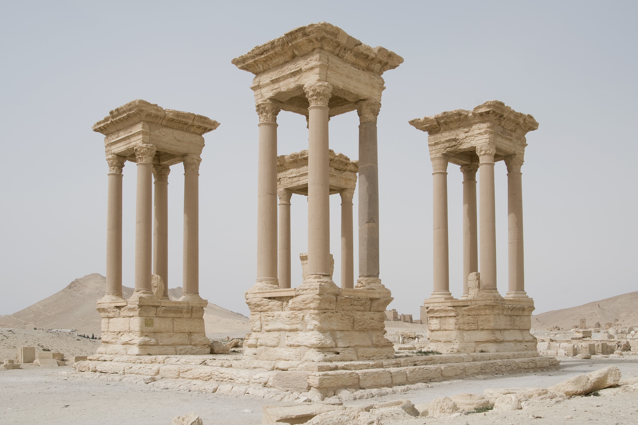 Massimiliano Gatti, Rovine Palmira #06 (2009 - ; stampa a inchiostro su carta di cotone, 60 x 90 cm). Presentato da Podbielski Contemporary
