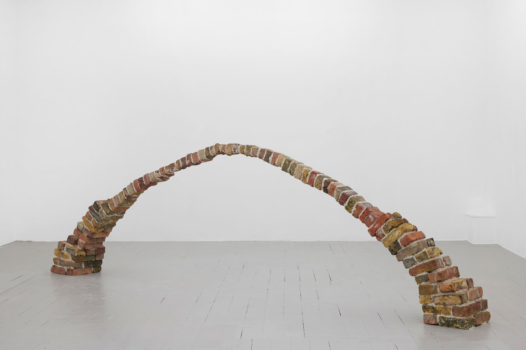 Golden Family Matt Golden, Troubled waters (2018; mattoni di risulta e argilla, 130 x 490 cm). Presentato da Pi Artworks
