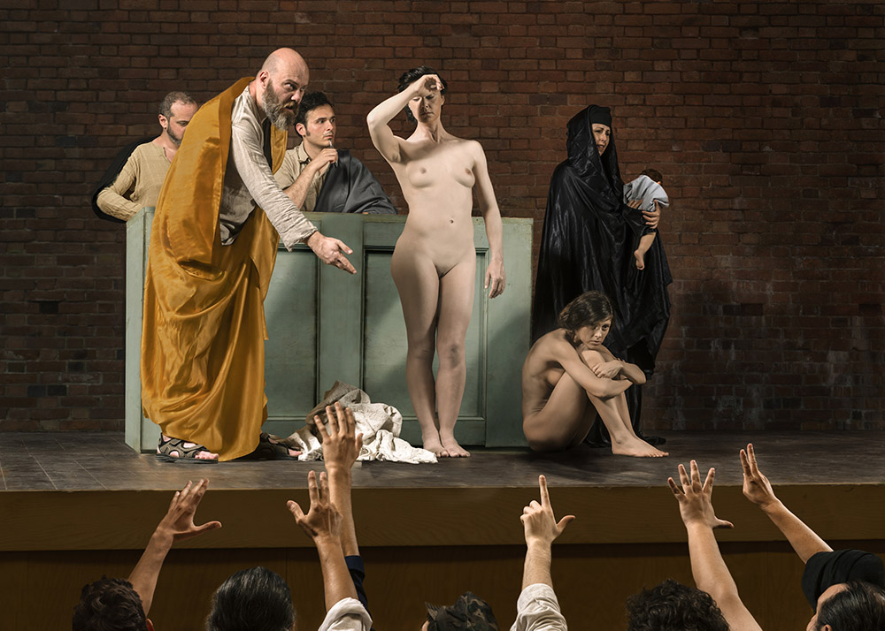 Moataz Nasr, Om el Saad (The Slave Market) (2019; stampa su carta di cotone, 150 x 210 cm). Presentato da Galleria Continua
