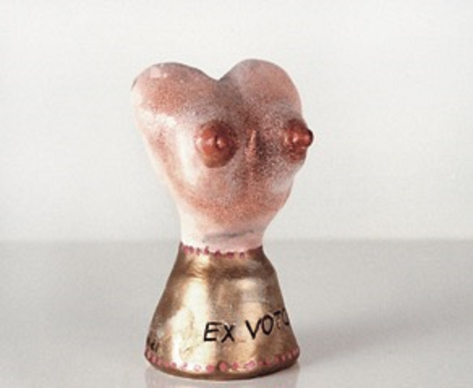 Renate Bertlmann, Ex voto (1988; argilla dipinta, oro, plexibox, 14 x 7 x 7 cm). Presentato da Silvia Steinek Gallery
