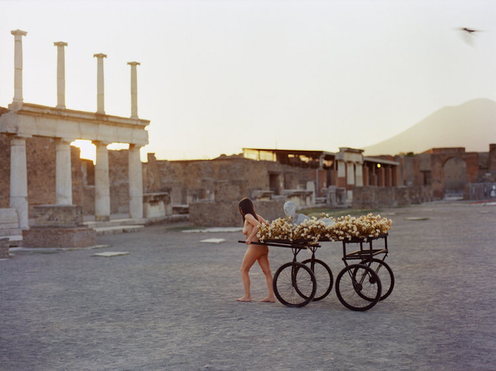 Romina De Novellis, Gradiva (2017; fotografia a colori in carta Hahnemühle montata su alluminio, 110 x 150 x 5 cm; Presentato da Galleria Alberta Pane)
