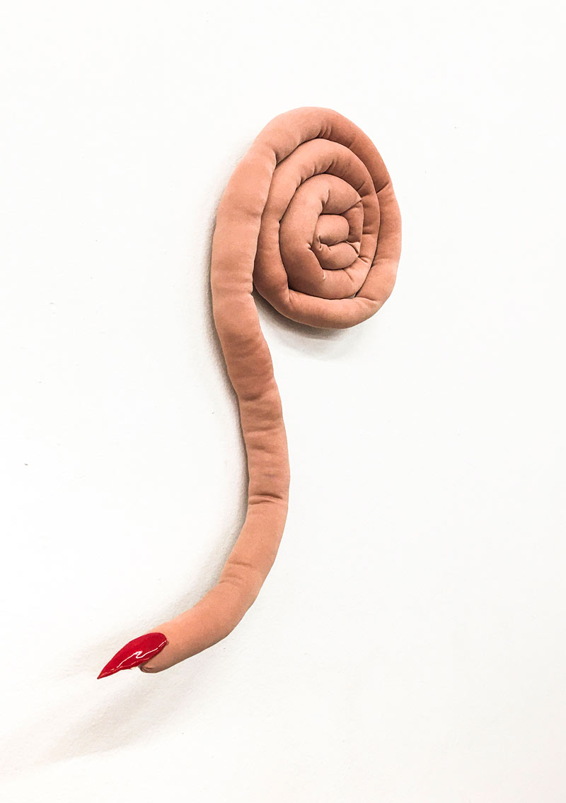 Yuli Yamagata, Finger (soft) (2018; lycra, fibra di silicone, filo e porcellana, 60 x 50 x 4 cm). Presentato da Mandragoa

