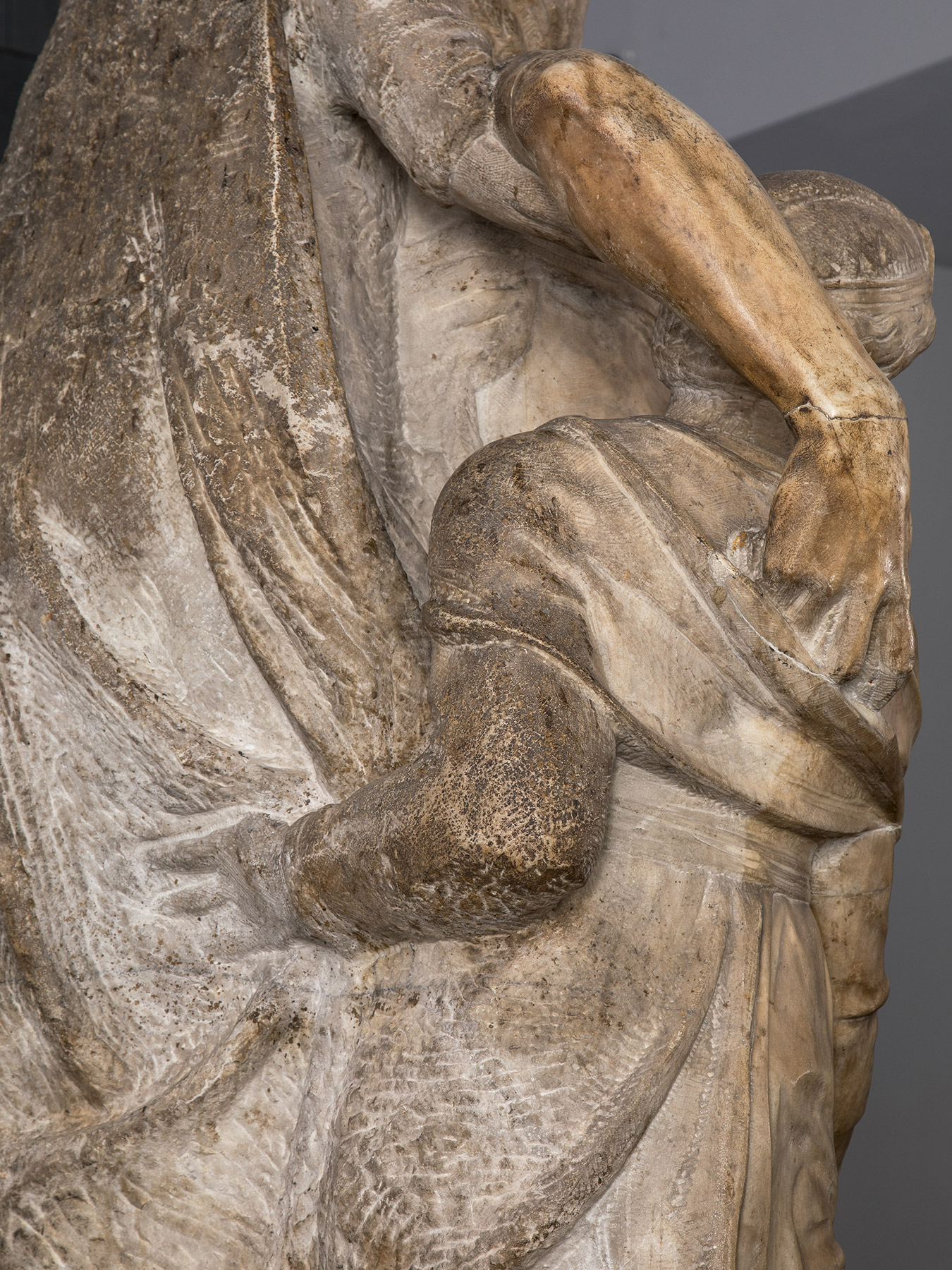 Problemi conservativi della Pietà Bandini: dettaglio della parte tergale dell'opera con le differenze cromatiche molto pronunciate. Ph. Credit Alena Fialová Problemi conservativi della Pietà Bandini: dettaglio della parte tergale dell'opera con le differenze cromatiche molto pronunciate. Ph. Credit Alena Fialová