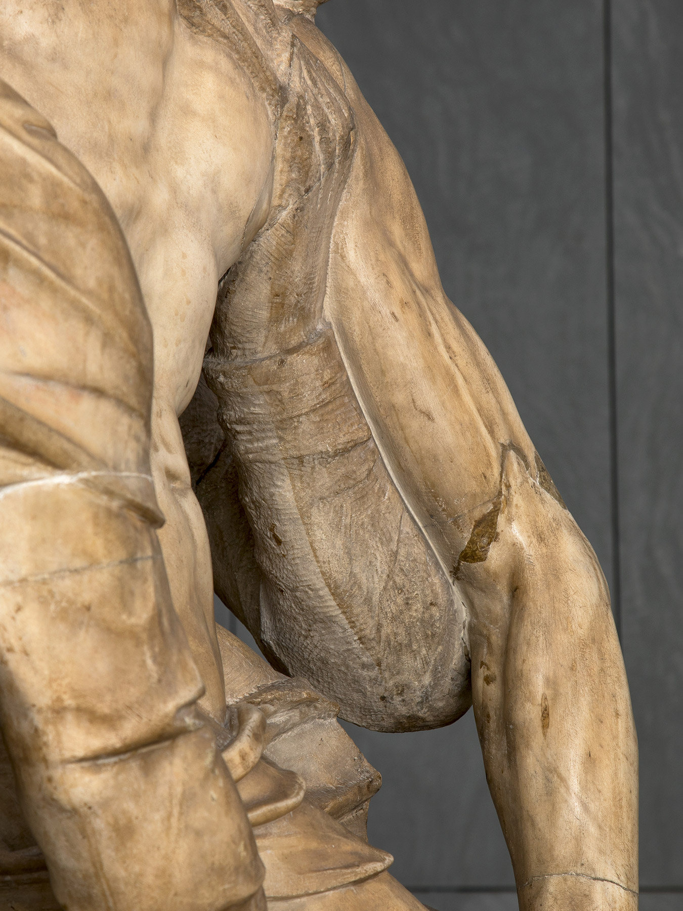 Problemi conservativi della Pietà Bandini: braccio di Cristo con il vecchio gesso adoperato per le addizioni, braccio della Vergine Maria con una linea che mostra i punti dove furono usati i perni per il calco in gesso del XIX secolo. Ph. Credit Alena Fialová Problemi conservativi della Pietà Bandini: braccio di Cristo con il vecchio gesso adoperato per le addizioni, braccio della Vergine Maria con una linea che mostra i punti dove furono usati i perni per il calco in gesso del XIX secolo. Ph. Credit Alena Fialová