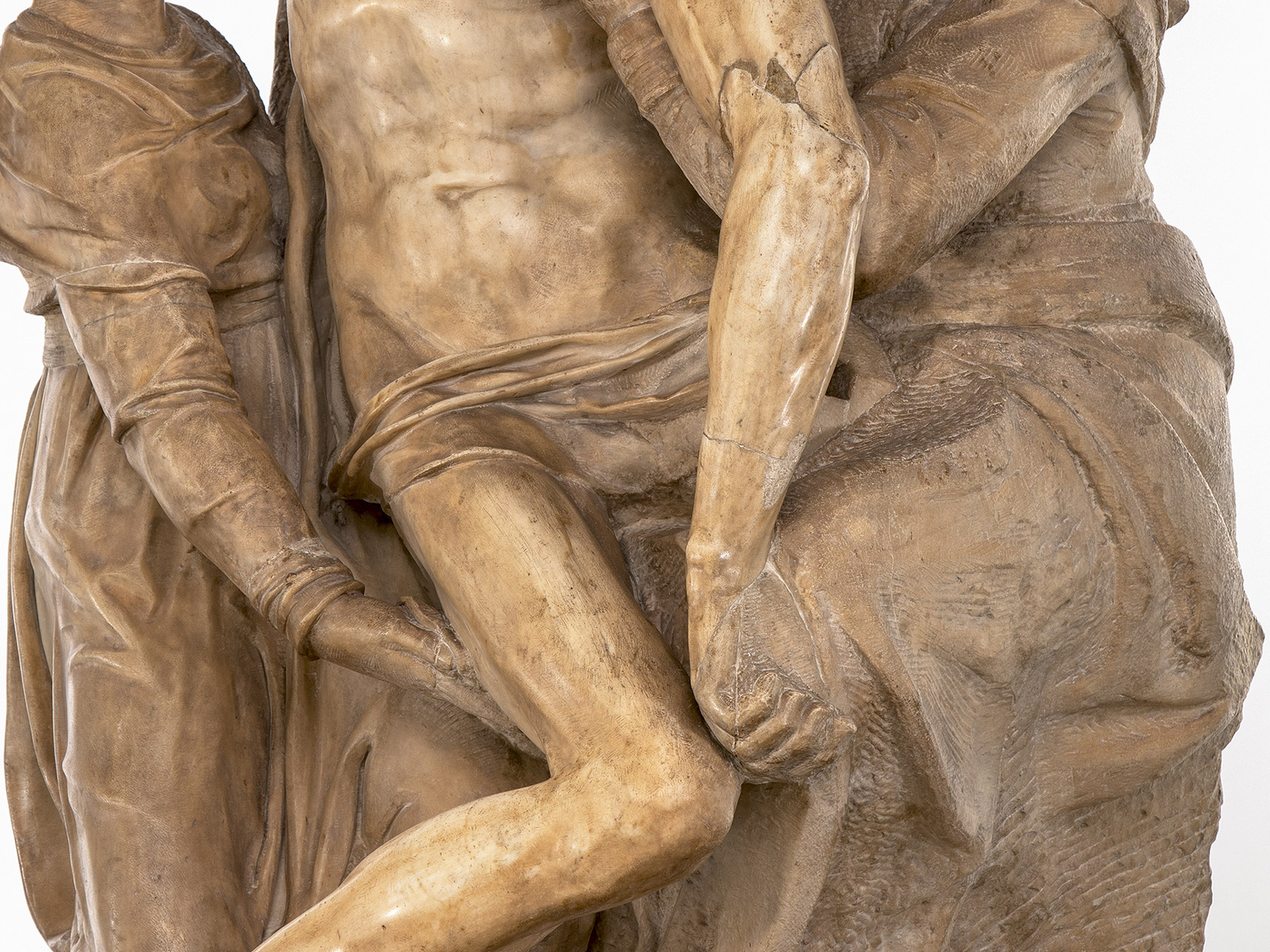 Problemi conservativi della Pietà Bandini: la figura di Cristo, levigata, che contrasta con il resto della superficie offuscata da depositi e alterazioni cromatiche. Ph. Credit Alena Fialová Problemi conservativi della Pietà Bandini: la figura di Cristo, levigata, che contrasta con il resto della superficie offuscata da depositi e alterazioni cromatiche. Ph. Credit Alena Fialová