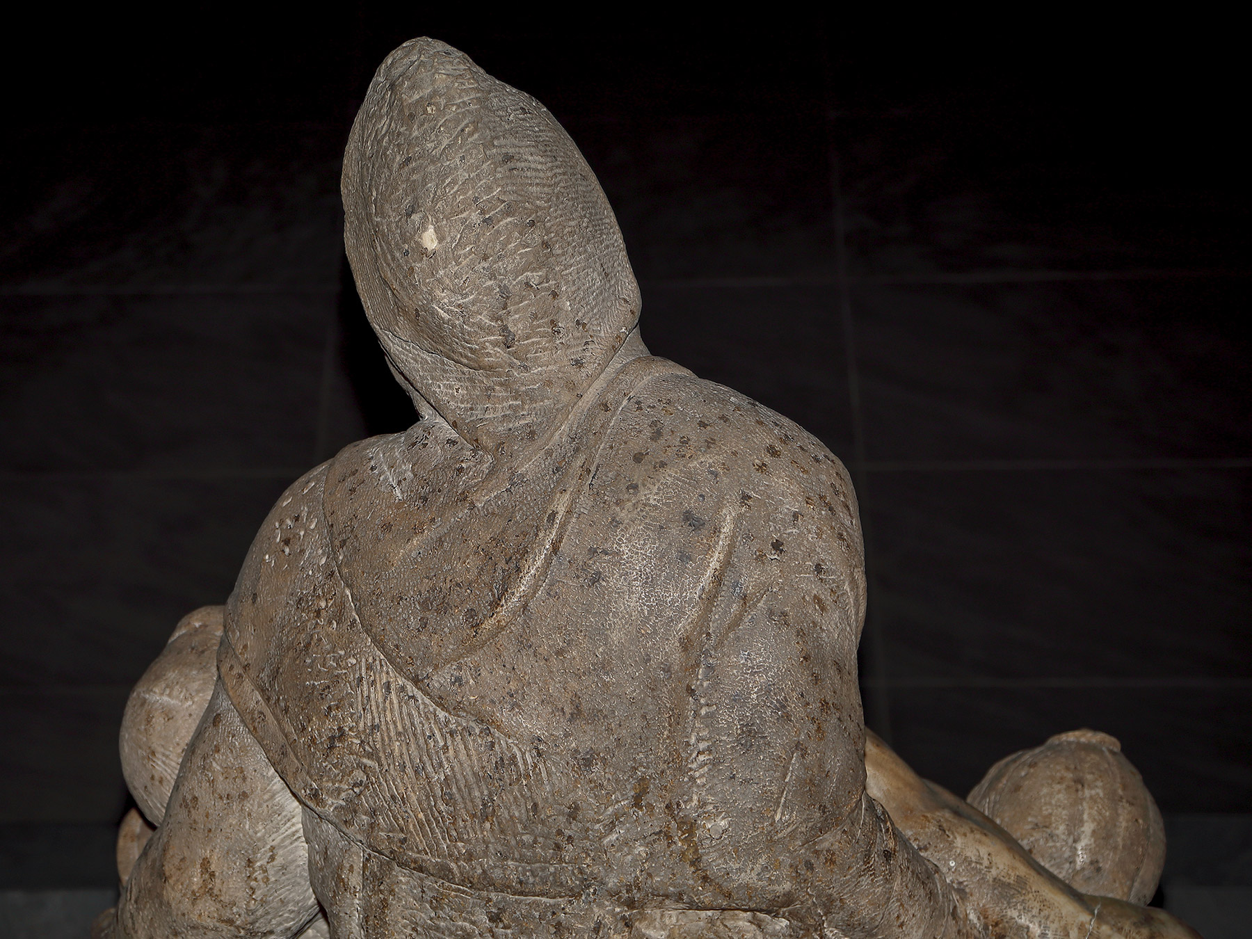 Problemi conservativi della Pietà Bandini: parte tergale dell'opera dove si era depositata della cera quando l'opera si trovava sul retro dell'altare maggiore del Duomo di Firenze. Ph. Credit Alena Fialová Problemi conservativi della Pietà Bandini: parte tergale dell'opera dove si era depositata della cera quando l'opera si trovava sul retro dell'altare maggiore del Duomo di Firenze. Ph. Credit Alena Fialová