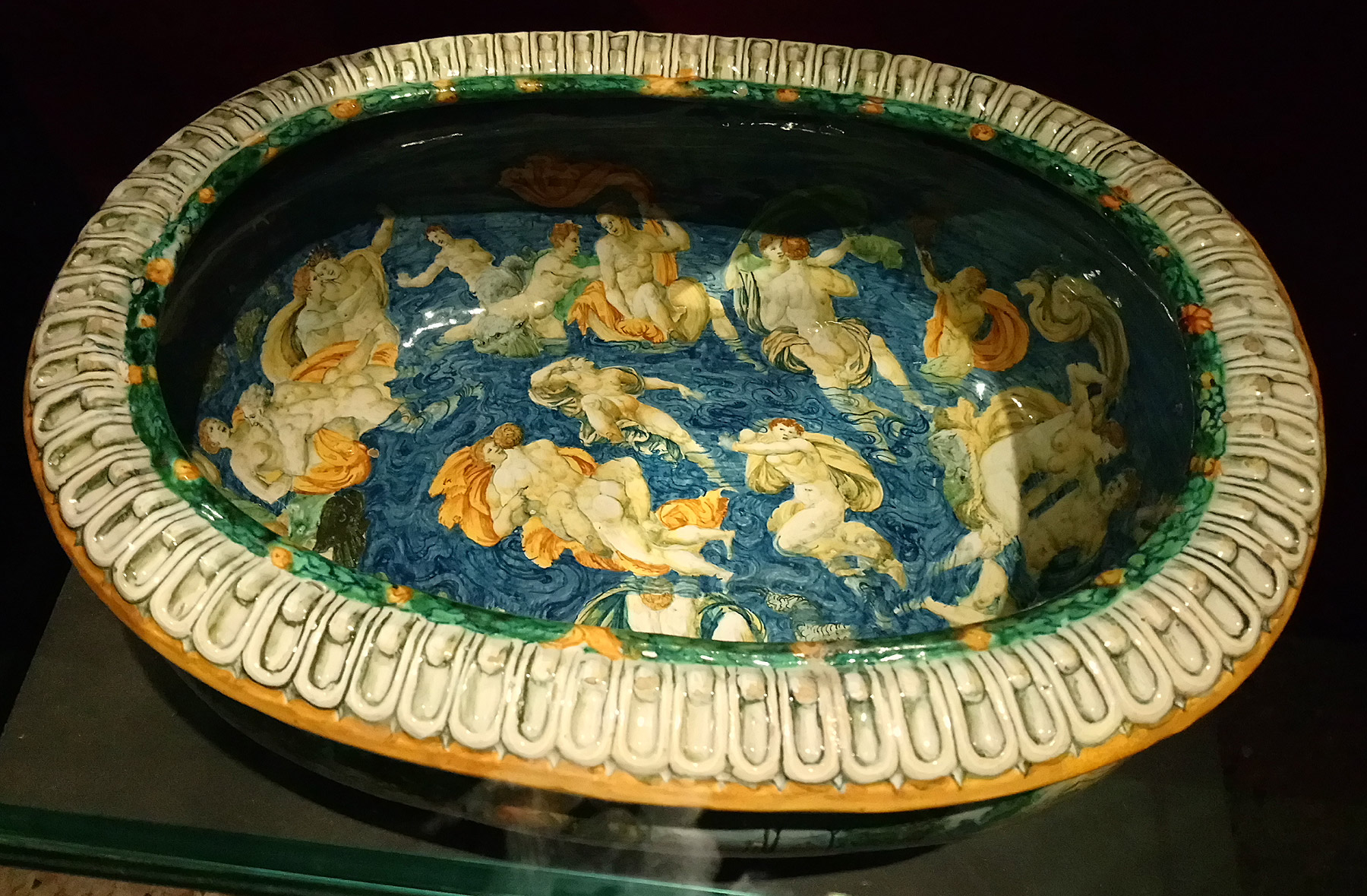 Francesco Durantino, Rinfrescatoio con gli amori degli dèi marini (1549; maiolica, 20 x 35,5 cm, diametro 48 cm; Firenze, Museo Nazionale del Bargello)
