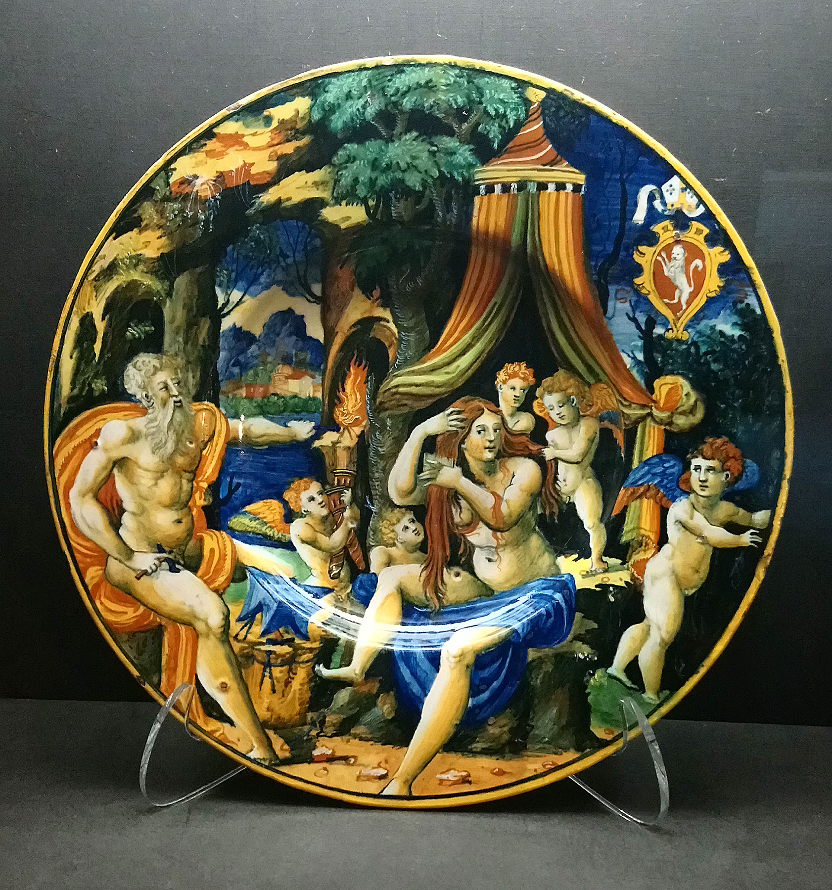 Attribuito alla bottega di Guido Durantino, Piatto con Vulcano, Venere e amorini con lo stemma del vescovo Giacomo Nordi (1535-1540 circa; maiolica, diametro 27,6 cm; Perugia, Fondazione Cassa di Risparmio di Perugia)
