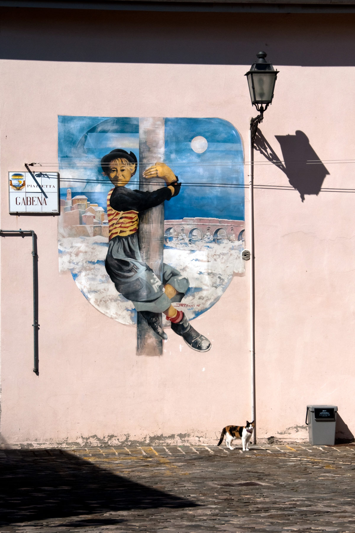 Borgo di San Giuliano, murale con Giulietta Masina nei panni di Gelsomina
 Borgo di San Giuliano, murale con Giulietta Masina nei panni di Gelsomina