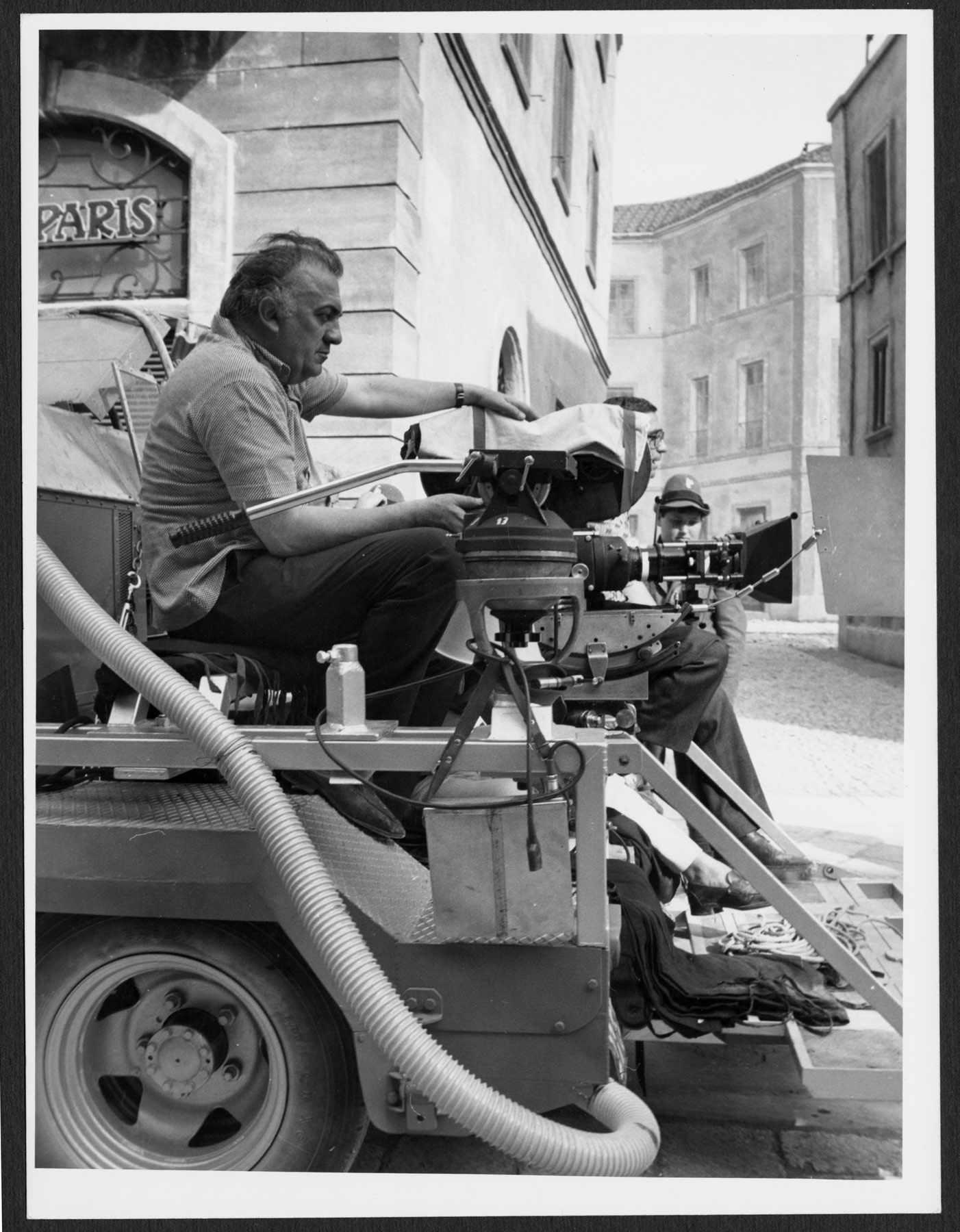 Federico Fellini sul set di Amarcord nel 1973 (fotografia scattata da Davide Minghini) 
 Federico Fellini sul set di Amarcord nel 1973 (fotografia scattata da Davide Minghini)