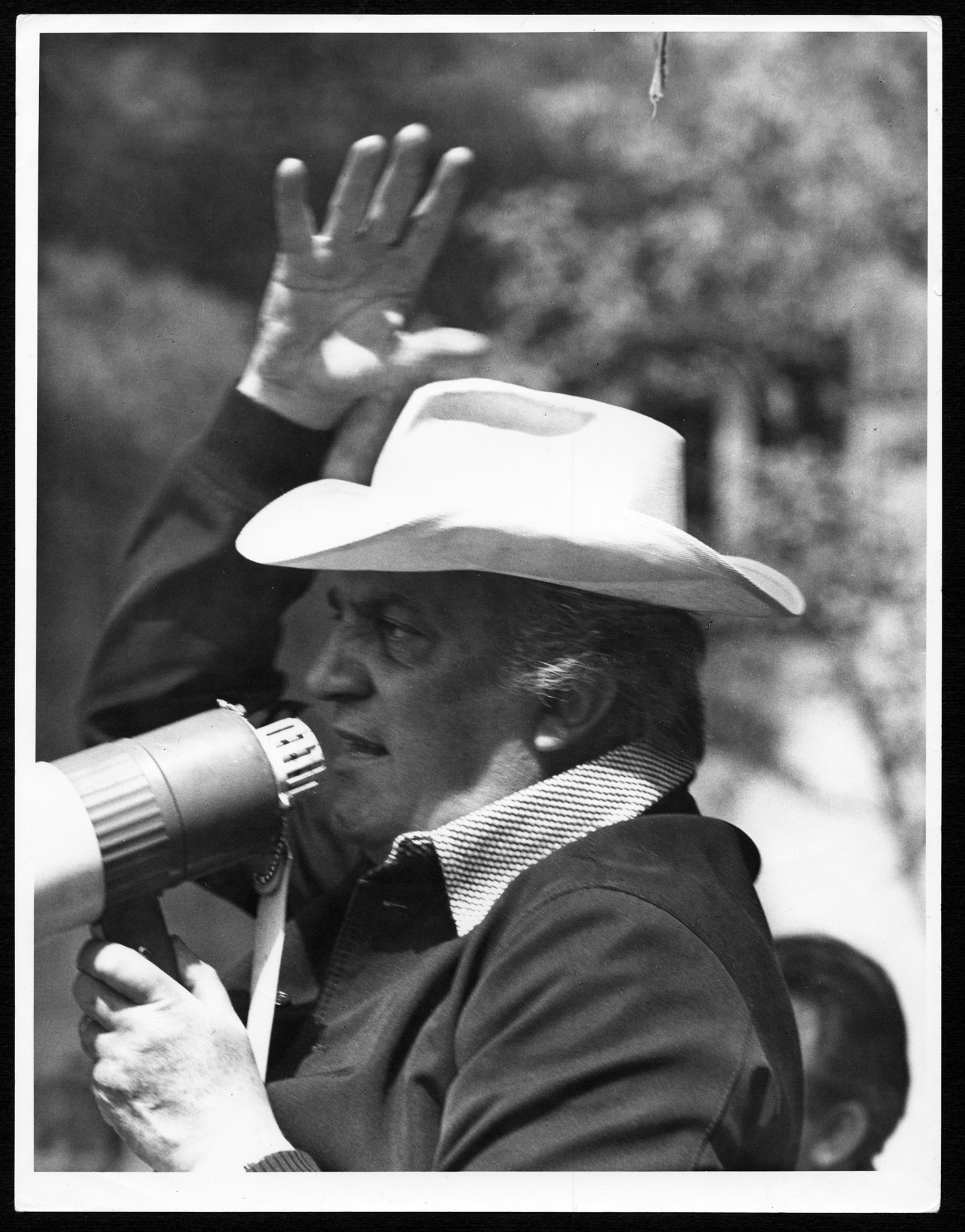 Federico Fellini sul set di Amarcord nel 1973 (fotografia scattata da Davide Minghini) 
 Federico Fellini sul set di Amarcord nel 1973 (fotografia scattata da Davide Minghini)