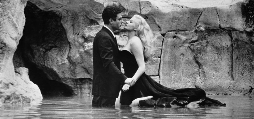 Marcello Mastroianni e Anita Ekberg interpretano Marcello Rubini e Sylvia in La dolce vita
 Marcello Mastroianni e Anita Ekberg interpretano Marcello Rubini e Sylvia in La dolce vita