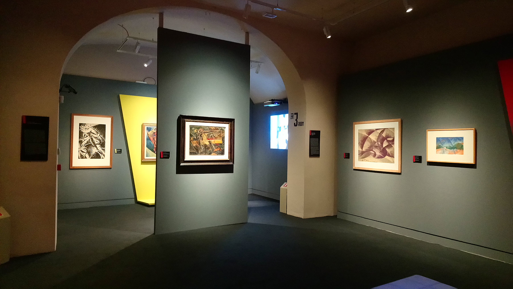 Una sala della mostra Futurismo a Pisa
