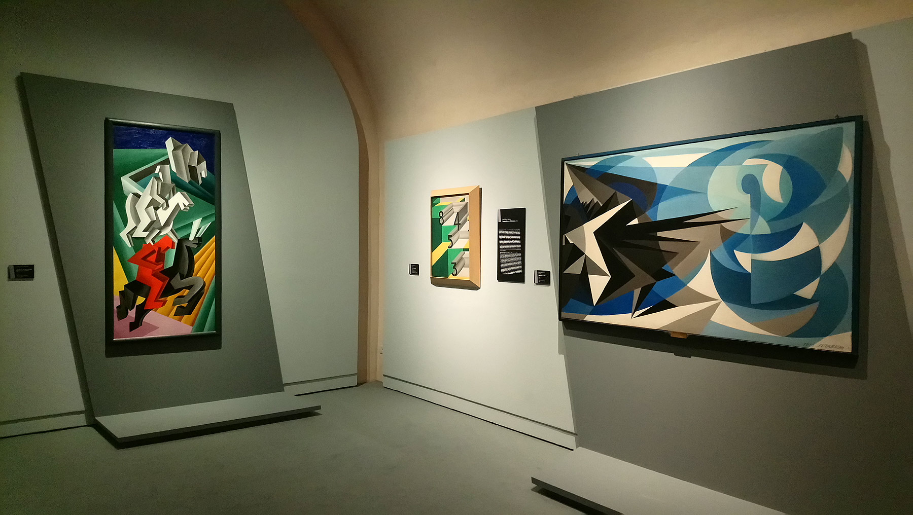 Una sala della mostra Futurismo a Pisa
