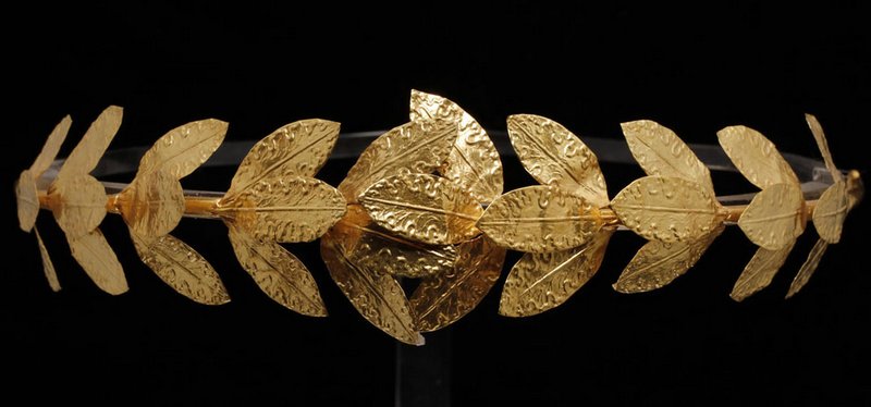 Oreficeria tarantina, Corona a foglie di quercia (prima metÃ  del II secolo a.C.; oro; Taranto, Museo Archeologico Nazionale)
