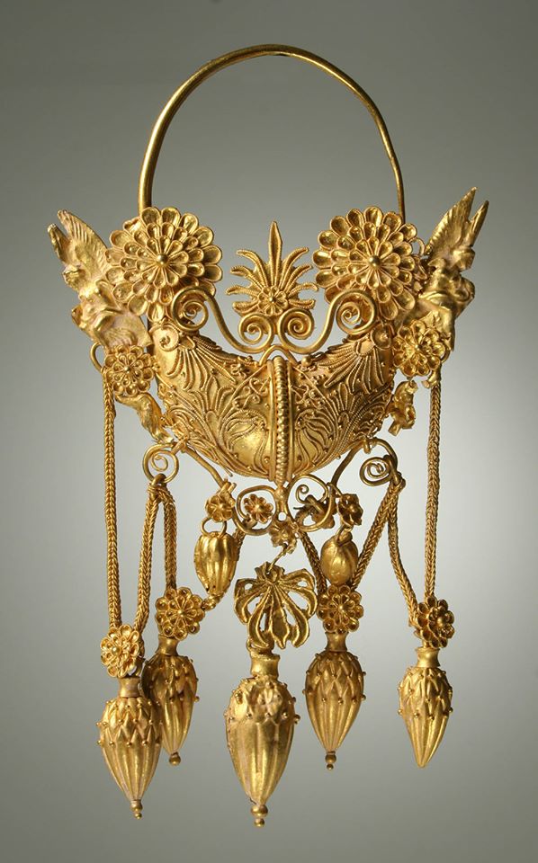 Oreficeria tarantina, Orecchini a navicella (IV secolo a.C.; oro; Taranto, Museo Archeologico Nazionale)
