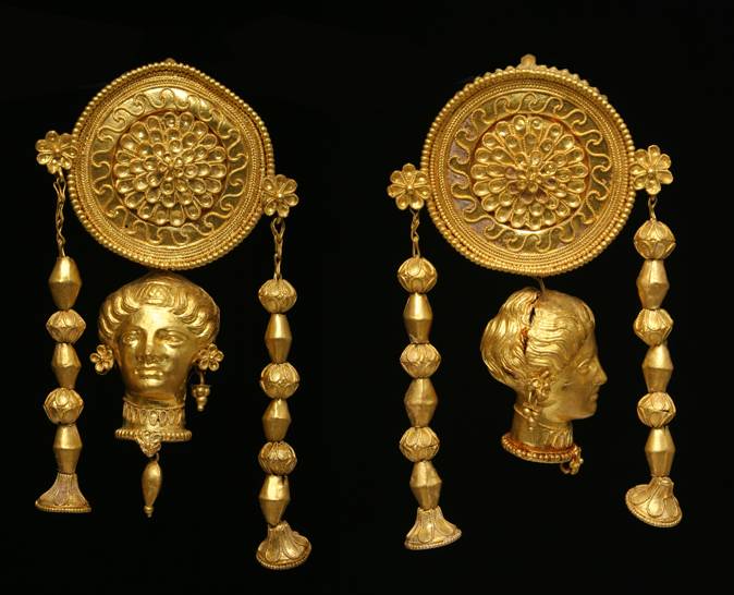 Oreficeria tarantina, Orecchini a disco (metÃ  del IV secolo a.C.; oro; Taranto, Museo Archeologico Nazionale)
