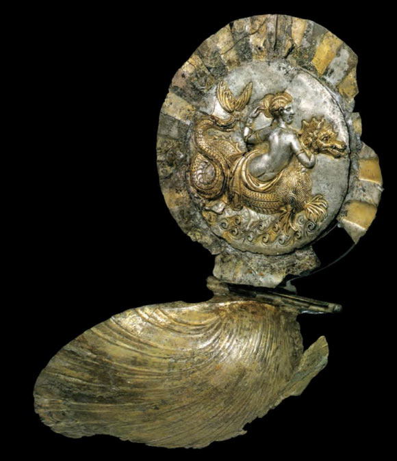 Oreficeria tarantina, Teca a forma di conchiglia (seconda metÃ  del III secolo a.C.; argento e doratura a caldo; Taranto, Museo Archeologico Nazionale)
