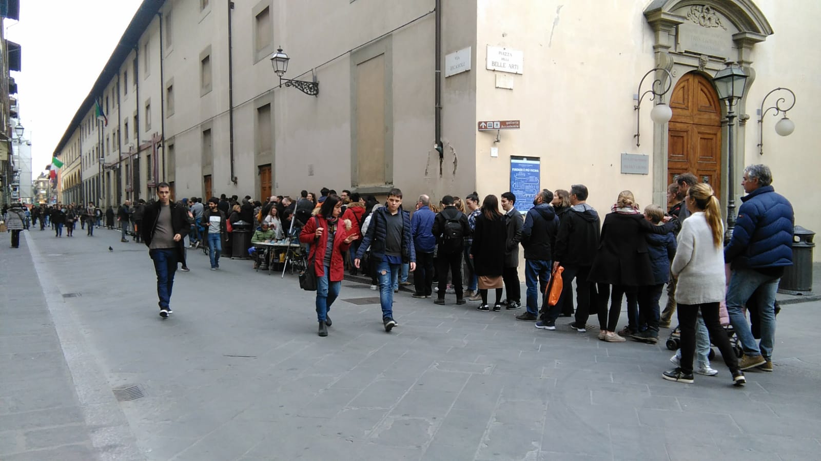 La coda per entrare alla Galleria dell'Accademia di Firenze durante la Settimana dei Musei, giovedì 7 marzo nel primo pomeriggio. Ph. Credit Finestre sull'Arte La coda per entrare alla Galleria dell'Accademia di Firenze durante la Settimana dei Musei, giovedì 7 marzo nel primo pomeriggio. Ph. Credit Finestre sull'Arte