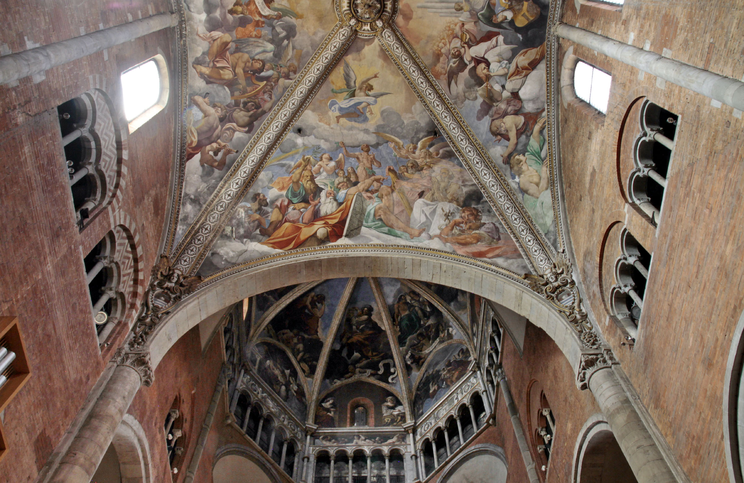 Cattedrale di Piacenza, il presbiterio affrescato da Ludovico Carracci e, sullo sfondo, la cupola con gli affreschi del Guercino
