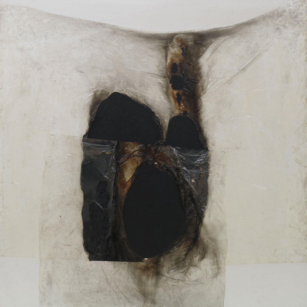 Alberto Burri, Bianco B (1965; plastica, acrilico, vinavil, combustione su cellotex, 151,1 x 151,1 cm; Fondazione Solomon R. Guggenheim, Collezione Hannelore B. e Rudolph B. Schulhof, lascito Hannelore B. Schulhof, 2012. / Solomon R. Guggenheim Foundation, New York, Hannelore B. and Rudolph B. Schulhof Collection, bequest of Hannelore B. Schulhof, 2012)
