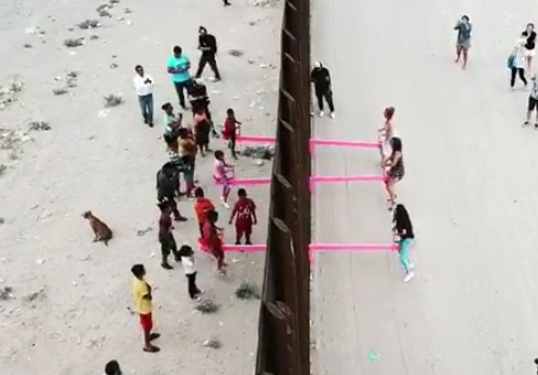 Le altalene rosa al confine USA-Messico Le altalene rosa al confine USA-Messico