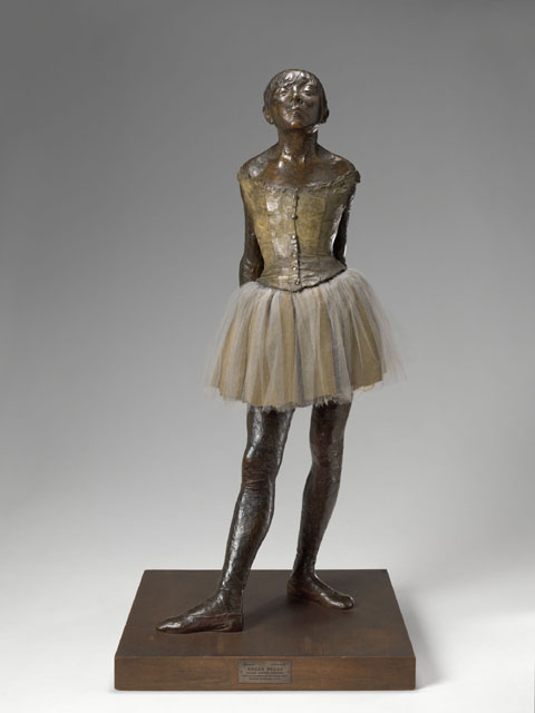 Edgar Degas, La piccola ballerina, di quattordici anni (The Little Dancer, Aged Fourteen) (modello eseguito nel 1880 circa, stampo dopo il 1922; bronzo, abito in tessuto con tutù, e nastro per capelli in satin, 97,8 x 36,8 x 36,2 cm; Richmond, Virginia Museum of Fine Arts, State Operating Fund and the Art Lovers’ Society, 45.22.1) © Virginia Museum of Fine Arts
