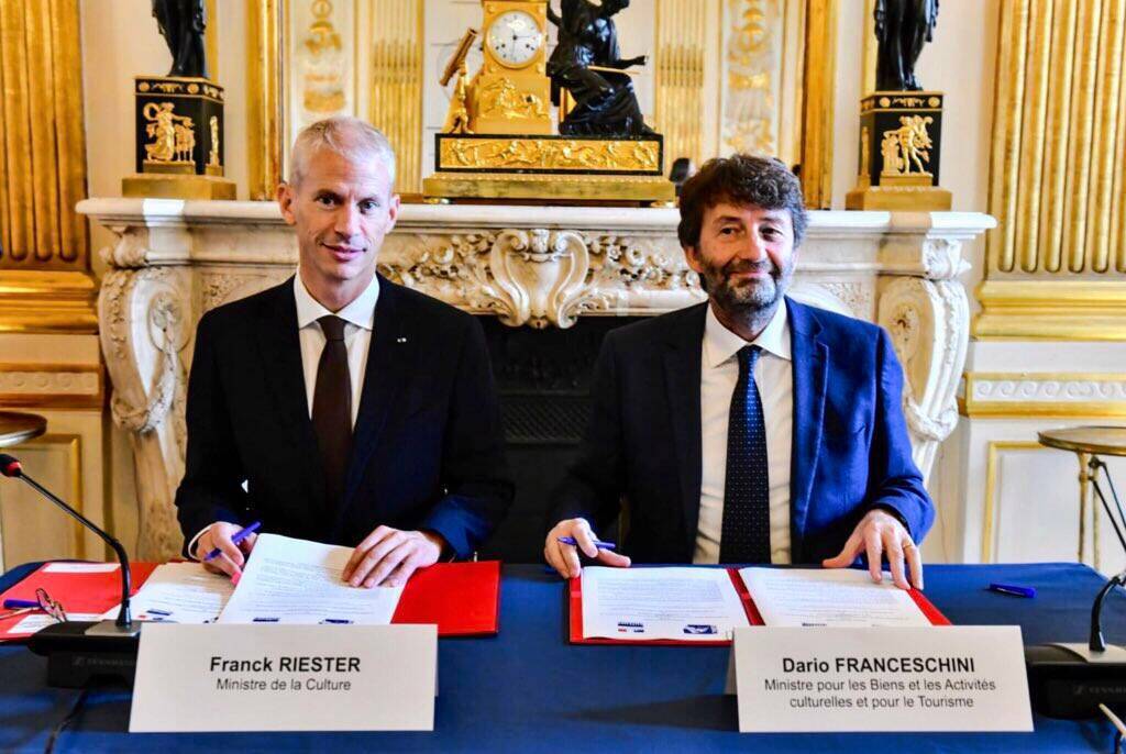 L'ex ministro francese della cultura Franck Riester e Dario Franceschini alla firma dell’accordo sui prestiti di Leonardo da Vinci e Raffaello