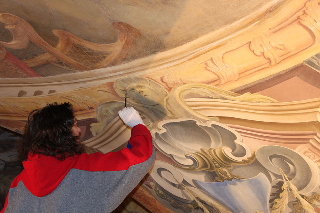 Restauratrice al lavoro. Ph. Credit Manfred Glössl