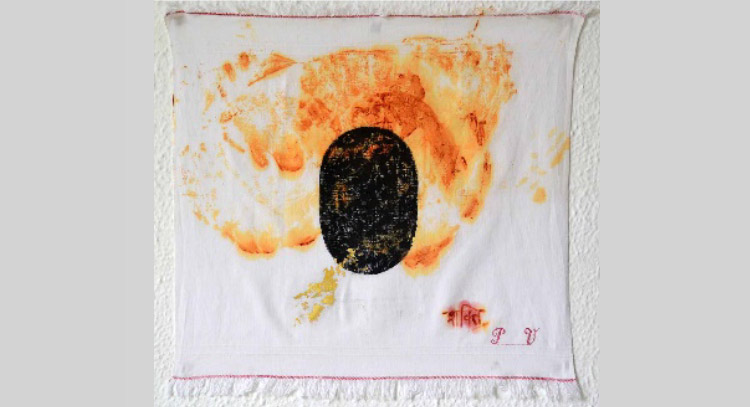 Rupa Chordia-Samdaria, Shakti (2016; pannolino, pittura acrilica, polvere di kumkuma e foglia d’oro, 63 x 65 cm)
