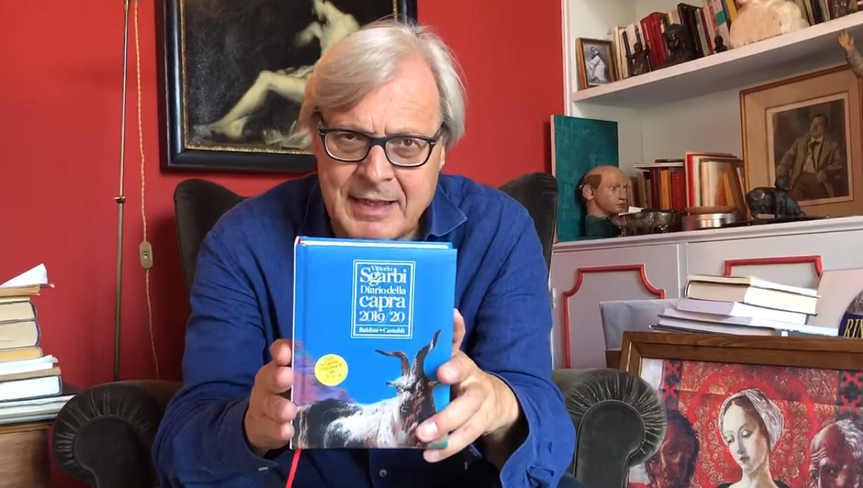 Vittorio Sgarbi con il diario della capra