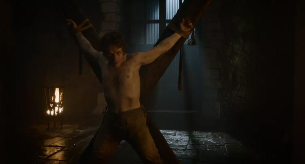 Theon Greyjoy legato alla croce decussata Theon Greyjoy legato alla croce decussata