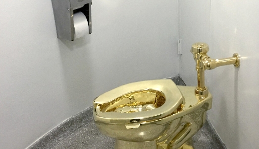 Maurizio Cattelan 的金马桶在英国被盗 Maurizio Cattelan 的金马桶在英国被盗