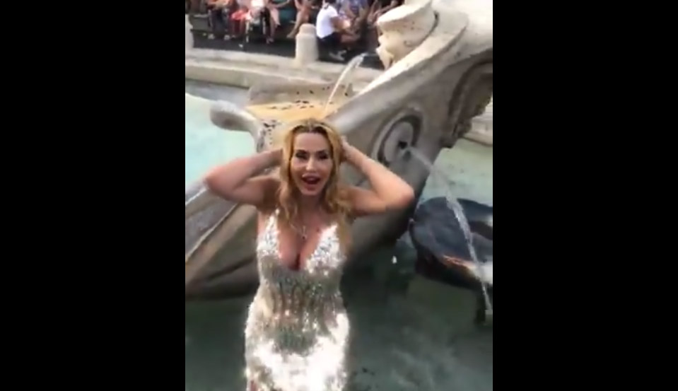 La Marini fa il bagno nella Barcaccia