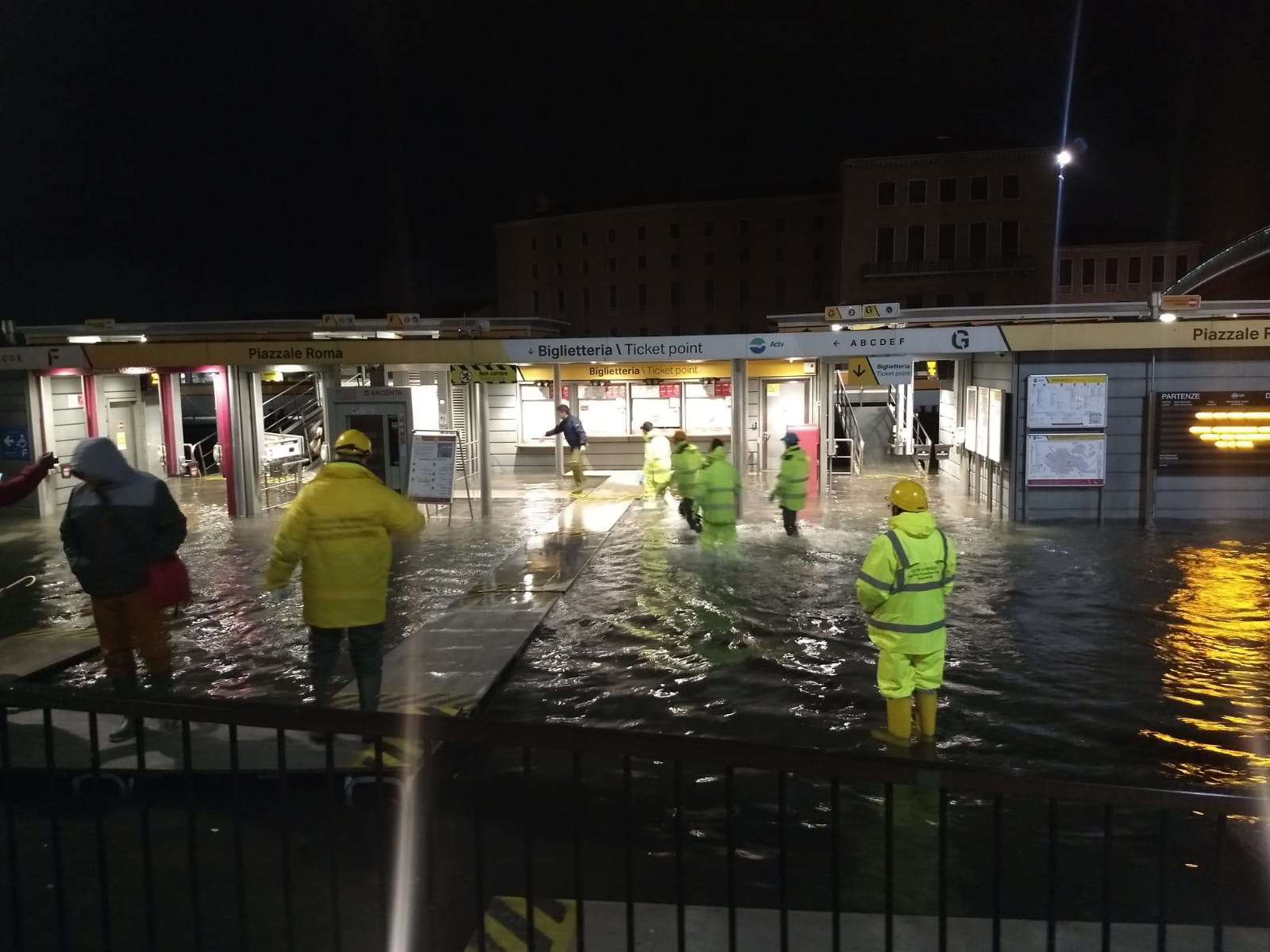 Piazzale Roma, imbarcadero dei vaporetti. Foto: Radiotaxi Venezia 
