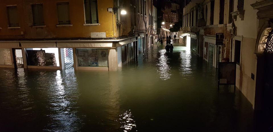 L'acqua nel centro storico. Foto: gruppo negozianti di Venezia
