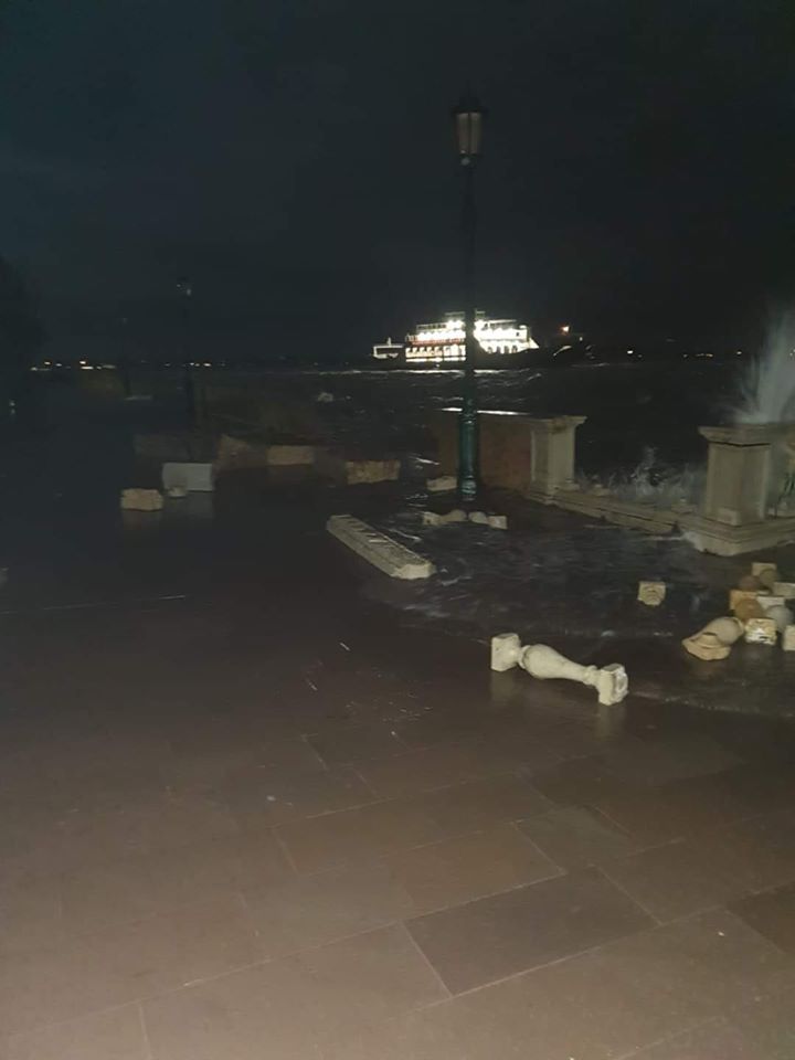 Danni alle rive davanti ai Giardini. Foto: Elena Zanon
