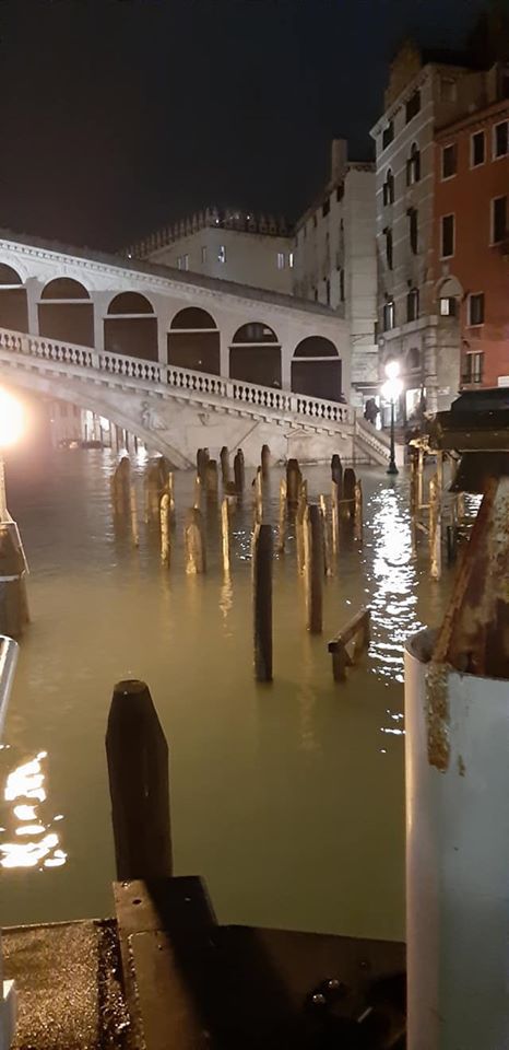 L'acqua nei pressi del ponte di Rialto. Foto: Arduino Vecchiato
