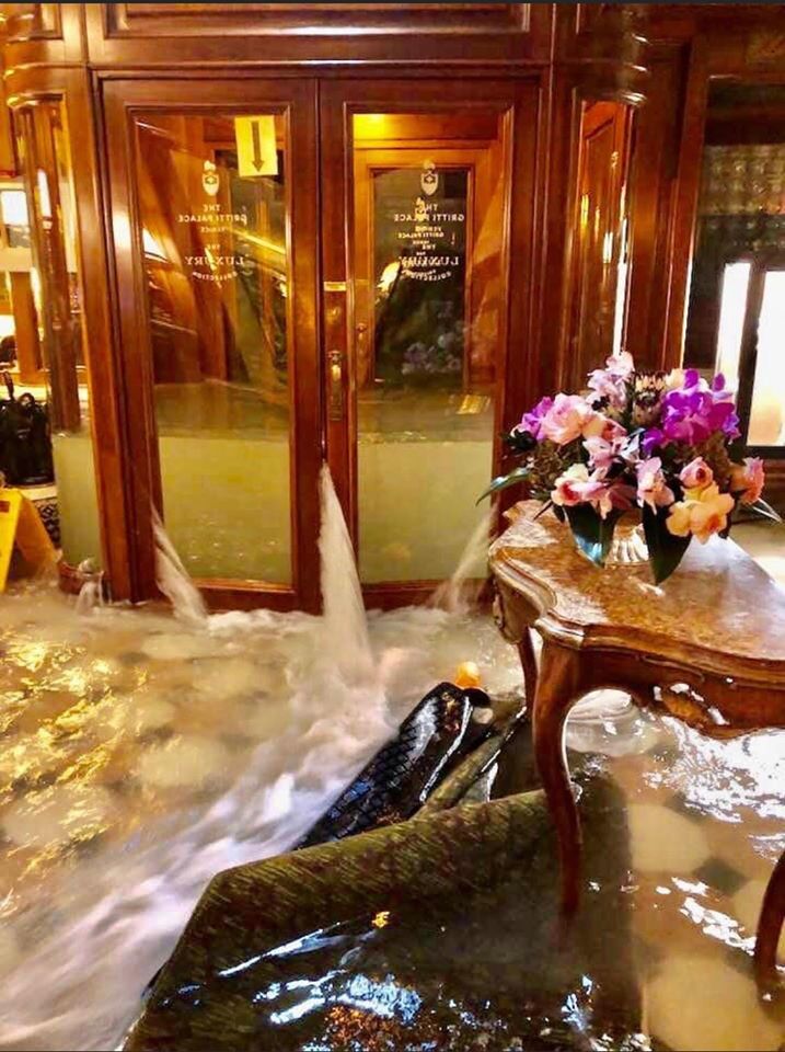 L'acqua invade il lussuoso Hotel Gritti Palace
