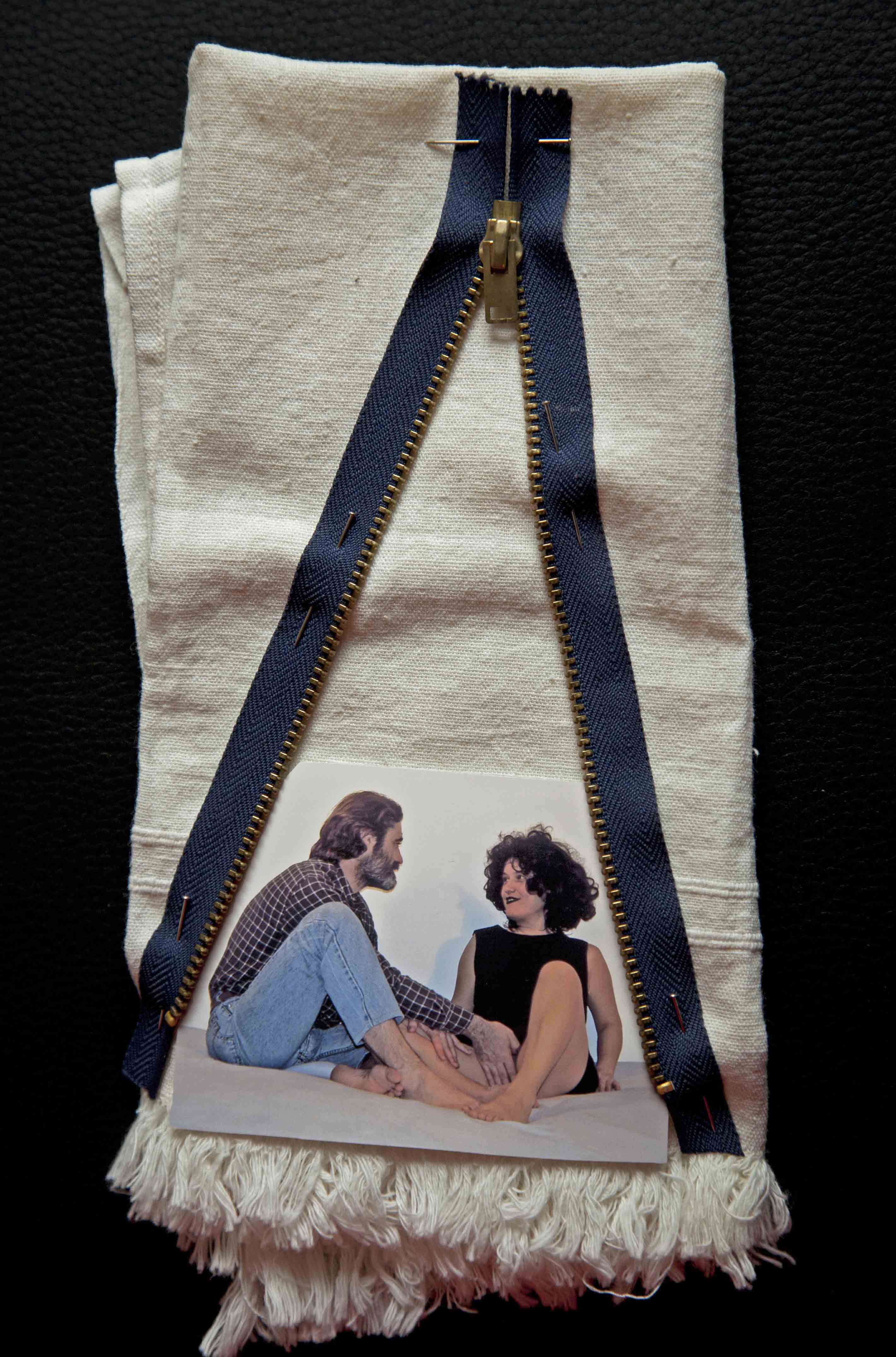 Vlasta Delimar, Celebration of Menstrual Blood (2002-2016; pannolino, zip, fotografia a colori, spilli, 28 x 16 cm)
