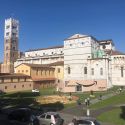 Lucca, zona absidale della Cattedrale trasformata in emoticon con un invasivo box di Amazon